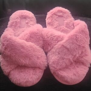 PINK Victoria's Secret Size Medium Plush Pink Slippers - NEW WITH OUT TAGS
